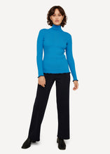 Laden Sie das Bild in den Galerie-Viewer, Neue Farbe HW24! Oleana Primary palette Pullover in der Farbe Azure