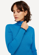 Laden Sie das Bild in den Galerie-Viewer, Neue Farbe HW24! Oleana Primary palette Pullover in der Farbe Azure