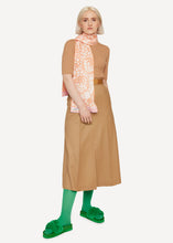 Laden Sie das Bild in den Galerie-Viewer, Oleana Monocrhome motif Rock aus reiner Merinowollstoff in der Farbe beige