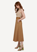 Laden Sie das Bild in den Galerie-Viewer, Oleana Monocrhome motif Rock aus reiner Merinowollstoff in der Farbe beige