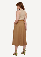 Laden Sie das Bild in den Galerie-Viewer, Oleana Monocrhome motif Rock aus reiner Merinowollstoff in der Farbe beige