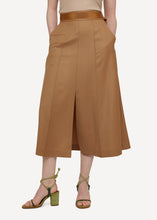 Laden Sie das Bild in den Galerie-Viewer, Oleana Monocrhome motif Rock aus reiner Merinowollstoff in der Farbe beige