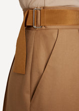 Laden Sie das Bild in den Galerie-Viewer, Oleana Monocrhome motif Rock aus reiner Merinowollstoff in der Farbe beige