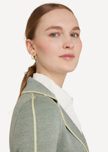 Laden Sie das Bild in den Galerie-Viewer, Blazerjacke Twilly in der Farbe Sunlit - Blau /Vanillegelb