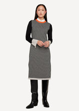 Laden Sie das Bild in den Galerie-Viewer, Neu! Strickkleid Cheeky Jacquard mit geometrischen Blumenmuster - 632T