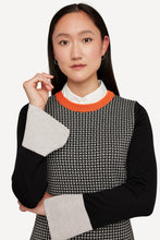 Laden Sie das Bild in den Galerie-Viewer, Neu! Strickkleid Cheeky Jacquard mit geometrischen Blumenmuster - 632T