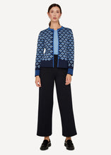 Laden Sie das Bild in den Galerie-Viewer, Oleana Jacke Bijou in Blau