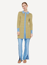Laden Sie das Bild in den Galerie-Viewer, Oleana Jacke Rosy repeat in Gelbgrün