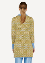 Laden Sie das Bild in den Galerie-Viewer, Oleana Jacke Rosy repeat in Gelbgrün
