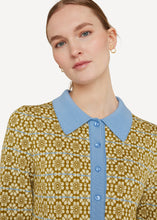Laden Sie das Bild in den Galerie-Viewer, Oleana Jacke Rosy repeat in Gelbgrün
