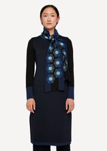 Laden Sie das Bild in den Galerie-Viewer, Neu! Oleana Risograph Schal in Blautöne mit Akzenten in Schwarz und Grau