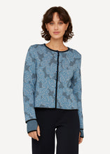 Laden Sie das Bild in den Galerie-Viewer, Oleana Cardigan Impressionist in der Farbe Alp-Blues