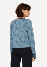 Laden Sie das Bild in den Galerie-Viewer, Oleana Cardigan Impressionist in der Farbe Alp-Blues