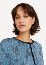 Laden Sie das Bild in den Galerie-Viewer, Oleana Cardigan Impressionist in der Farbe Alp-Blues
