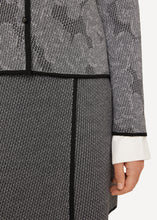 Laden Sie das Bild in den Galerie-Viewer, Neu HW24 - Oleana Cardigan Impressionist in der Farbe Achromatic-grey