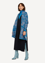 Laden Sie das Bild in den Galerie-Viewer, OLEANA «Ever changing» Schal in Blautönen