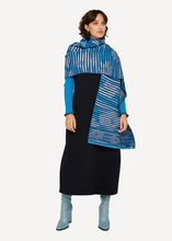 Laden Sie das Bild in den Galerie-Viewer, OLEANA «Ever changing» Schal in Blautönen