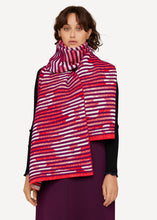 Laden Sie das Bild in den Galerie-Viewer, OLEANA «Ever changing Schal» in Rottönen