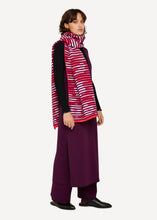 Laden Sie das Bild in den Galerie-Viewer, OLEANA «Ever changing Schal» in Rottönen