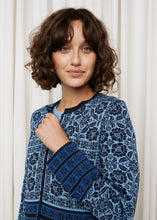 Laden Sie das Bild in den Galerie-Viewer, Neue Farbe HW24! Oleana Cardigan Oksana in Blau