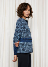 Laden Sie das Bild in den Galerie-Viewer, Neue Farbe HW24! Oleana Cardigan Oksana in Blau