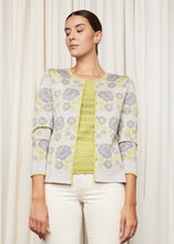 Laden Sie das Bild in den Galerie-Viewer, Oleana Cardigan Hildegunn in Hellgrau mit Yellish Green