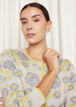 Laden Sie das Bild in den Galerie-Viewer, Oleana Cardigan Hildegunn in Hellgrau mit Yellish Green