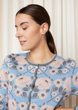 Laden Sie das Bild in den Galerie-Viewer, Oleana Cardigan Hildegunn in Hellblau mit Rosé