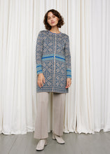 Laden Sie das Bild in den Galerie-Viewer, Neu HW24! Oleana Cardigan Oksana Lang in Blau und Beige