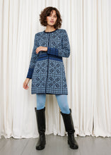 Laden Sie das Bild in den Galerie-Viewer, Oleana Cardigan Oksana Lang in Blau