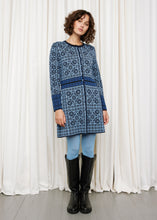 Laden Sie das Bild in den Galerie-Viewer, Oleana Cardigan Oksana Lang in Blau