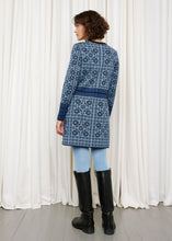 Laden Sie das Bild in den Galerie-Viewer, Oleana Cardigan Oksana Lang in Blau
