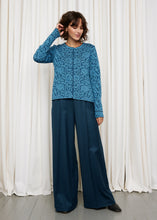 Laden Sie das Bild in den Galerie-Viewer, Oleana Heritage Cardigan Signe in Blau