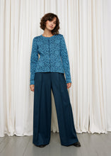 Laden Sie das Bild in den Galerie-Viewer, Oleana Heritage Cardigan Signe in Blau