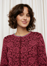 Laden Sie das Bild in den Galerie-Viewer, Oleana Heritage Cardigan Signe in Bordeaux