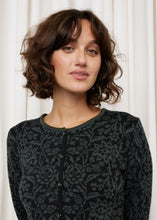 Laden Sie das Bild in den Galerie-Viewer, Oleana Heritage Cardigan Signe in Schwarz