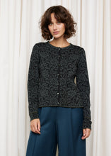 Laden Sie das Bild in den Galerie-Viewer, Oleana Heritage Cardigan Signe in Schwarz