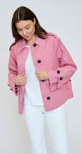 Laden Sie das Bild in den Galerie-Viewer, Cropped Trench-Jacke von HEYER in der Farbe Strawberry