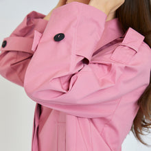 Laden Sie das Bild in den Galerie-Viewer, Cropped Trench-Jacke von HEYER in der Farbe Strawberry