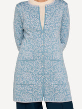 Laden Sie das Bild in den Galerie-Viewer, Oleana Heritage Cardigan Longcardigan Signe in Hellblau