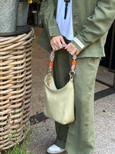 Laden Sie das Bild in den Galerie-Viewer, Shopping Bag midi in der Farbe Fern, light gold