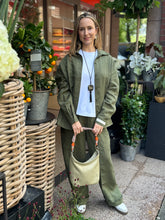 Laden Sie das Bild in den Galerie-Viewer, TIEFENBACHER LEHMANN Shopping bag midi in der Farbe fern mit Goldkarabiner