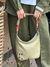 Laden Sie das Bild in den Galerie-Viewer, TIEFENBACHER LEHMANN Shopping bag midi in der Farbe fern mit Goldkarabiner
