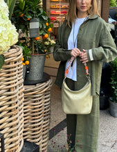Laden Sie das Bild in den Galerie-Viewer, Shopping Bag midi in der Farbe Fern, light gold