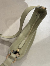 Laden Sie das Bild in den Galerie-Viewer, Shopping Bag midi in der Farbe Fern, light gold