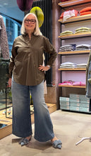Laden Sie das Bild in den Galerie-Viewer, Narcisa Bluse ARYA in der Farbe Olive