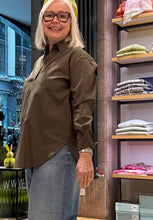 Laden Sie das Bild in den Galerie-Viewer, Narcisa Bluse ARYA in der Farbe Olive