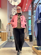 Laden Sie das Bild in den Galerie-Viewer, Cropped Trench-Jacke von HEYER in der Farbe Strawberry