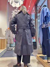 Laden Sie das Bild in den Galerie-Viewer, Trench-Mantel von HEYER in der Farbe Marine