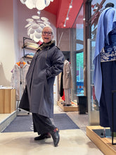 Laden Sie das Bild in den Galerie-Viewer, Trench-Mantel von HEYER in der Farbe Marine